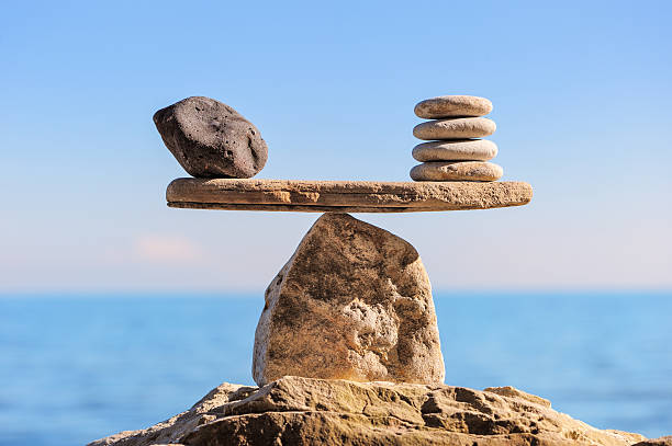 Das Symbol der Waage ist aus Steinen auf dem Felsen gemacht